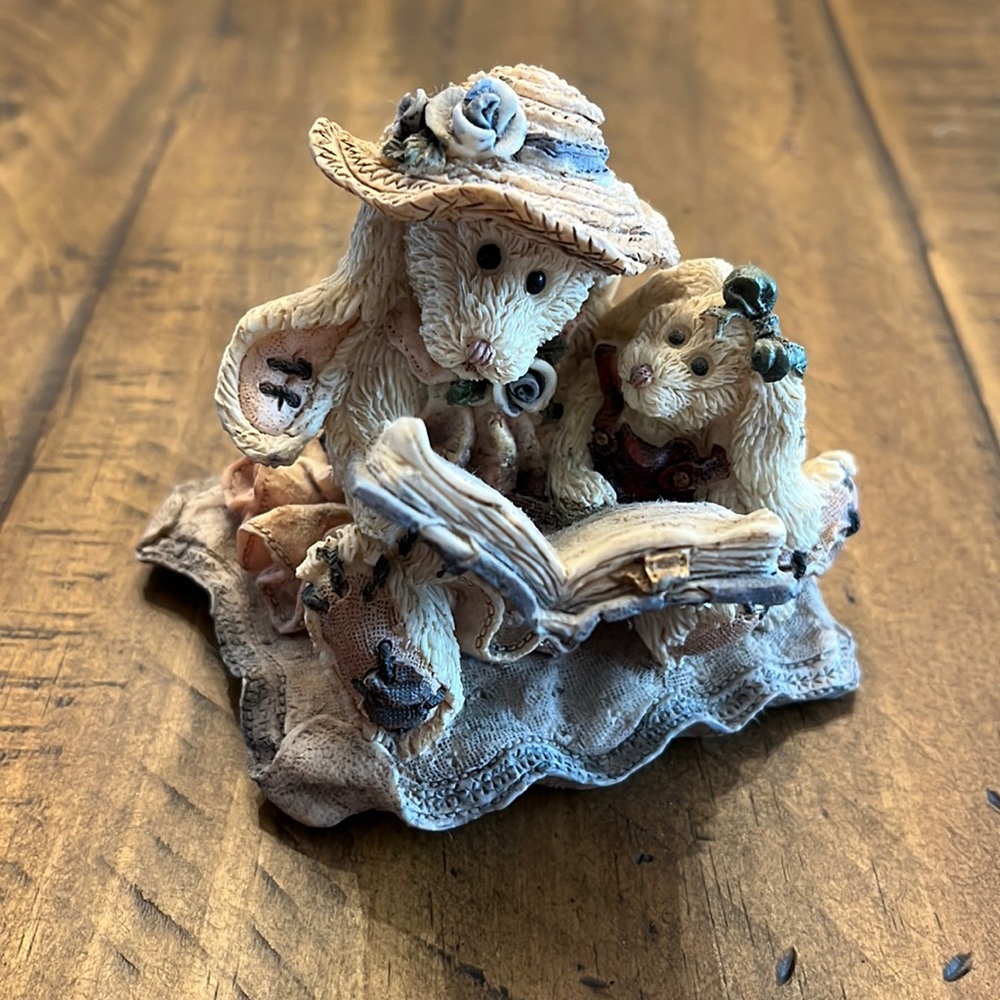 Boyd’s Bears and Friends Reading Rabbits